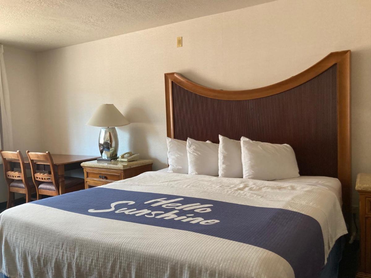 Days Inn By Wyndham Capitol Reef Тори Екстериор снимка