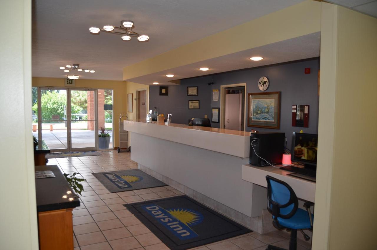 Days Inn By Wyndham Capitol Reef Тори Екстериор снимка