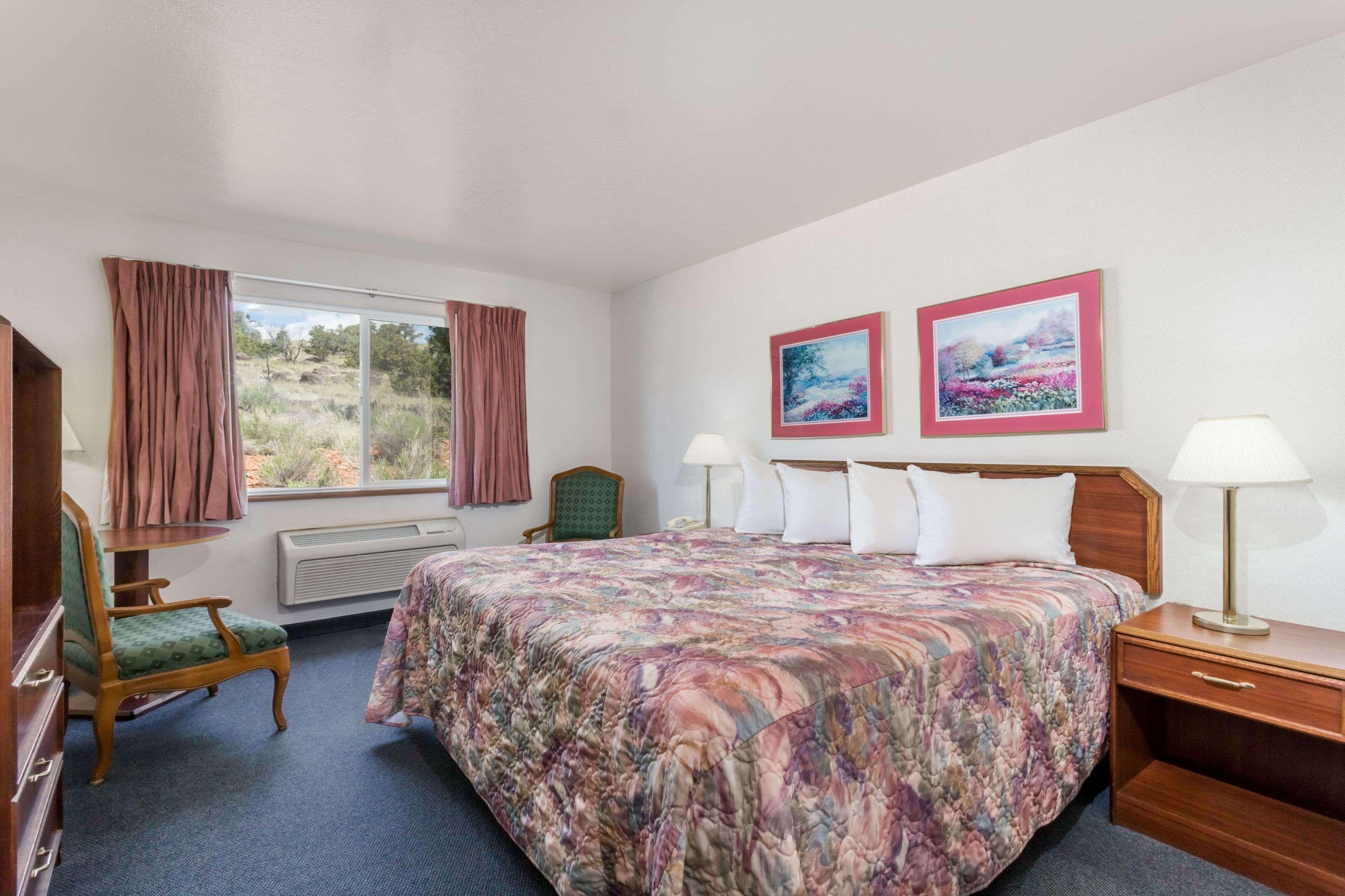 Days Inn By Wyndham Capitol Reef Тори Екстериор снимка